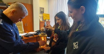 Harcerki przekazały policji Betlejemskie Światełko Pokoju